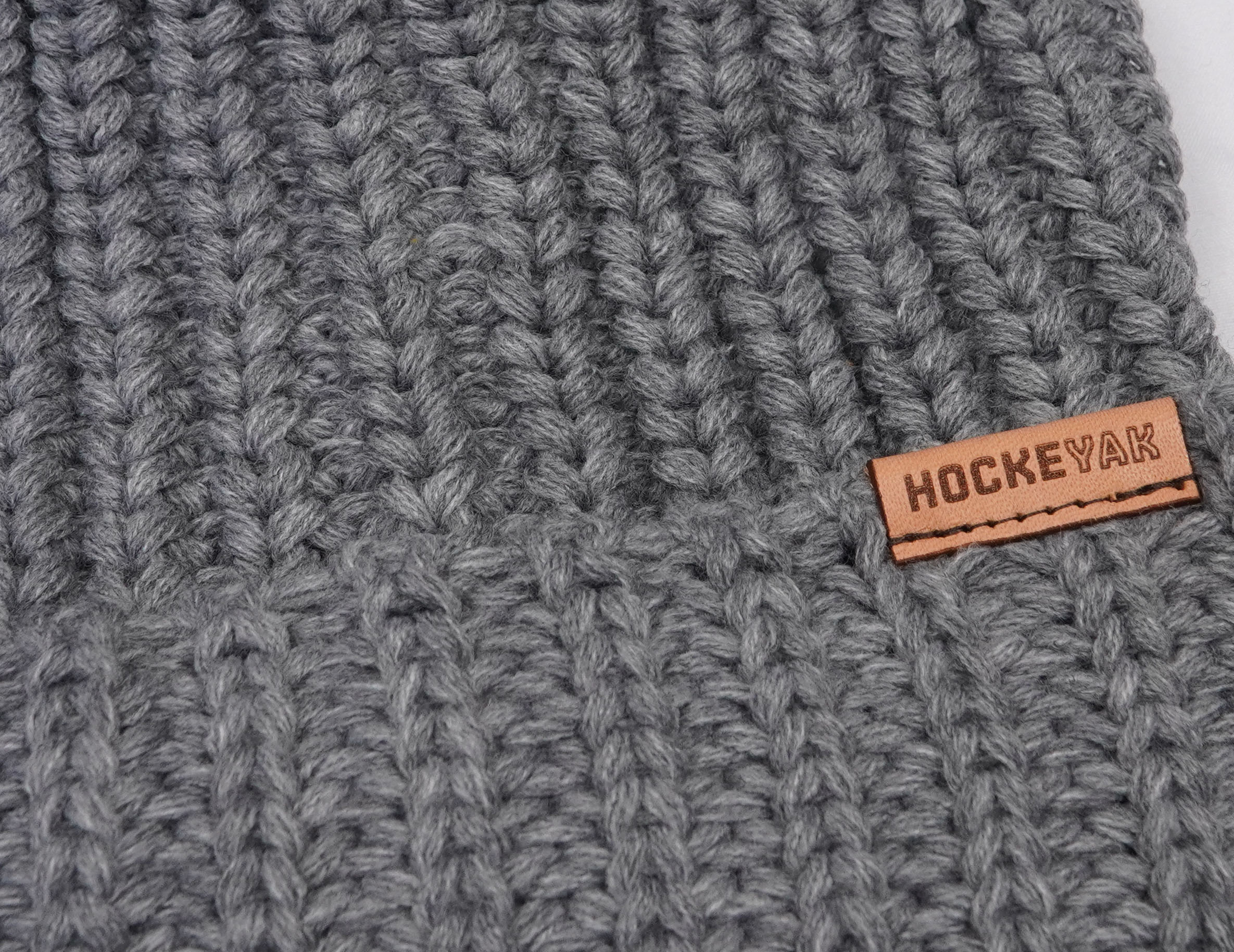 HOCKEYAK WOMEN'S POM BEANIE